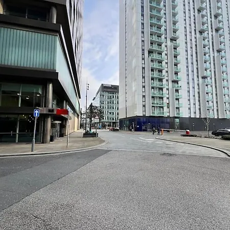 Spacious 2 Bedroom Flat Stunning Waterside View-3