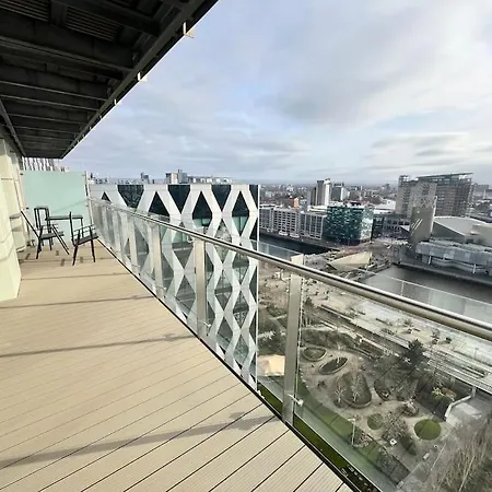 Spacious 2 Bedroom Flat Stunning Waterside View-2